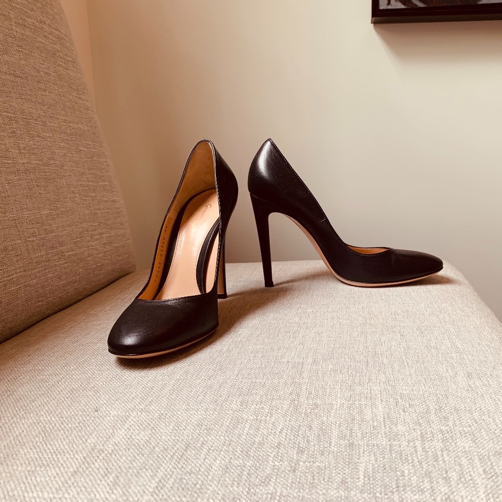 COPY - Gianvito Rossi Black Leather Pumps